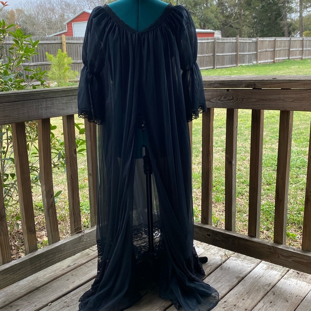 VINTAGE nightgown cover/robe